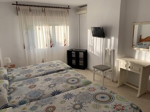 Triple Room | Seterika/papan seterika, katil bayi/kot (percuma), Wi-fi percuma
