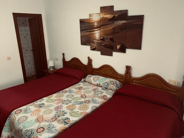 Habitación triple | Tabla de planchar con plancha, cunas gratuitas y wifi gratis