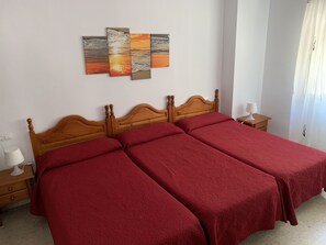 Dreibettzimmer | Bügeleisen/Bügelbrett, kostenlose Babybetten, kostenloses WLAN