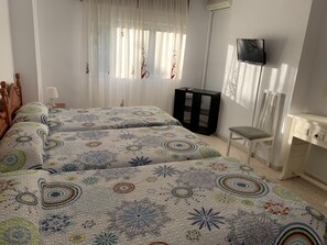 Iron/ironing board, free cots/infant beds, free WiFi, bed sheets - Hostal Mediterráneo (Velez-Malaga)