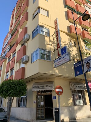 Vista frontal de la propiedad