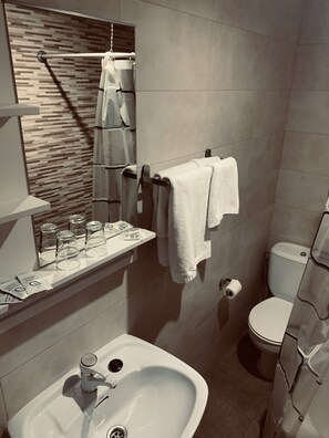 Amenidades de baño gratuitas, secadora de cabello, toallas