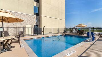 Außenpool (je nach Saison geöffnet), Liegestühle