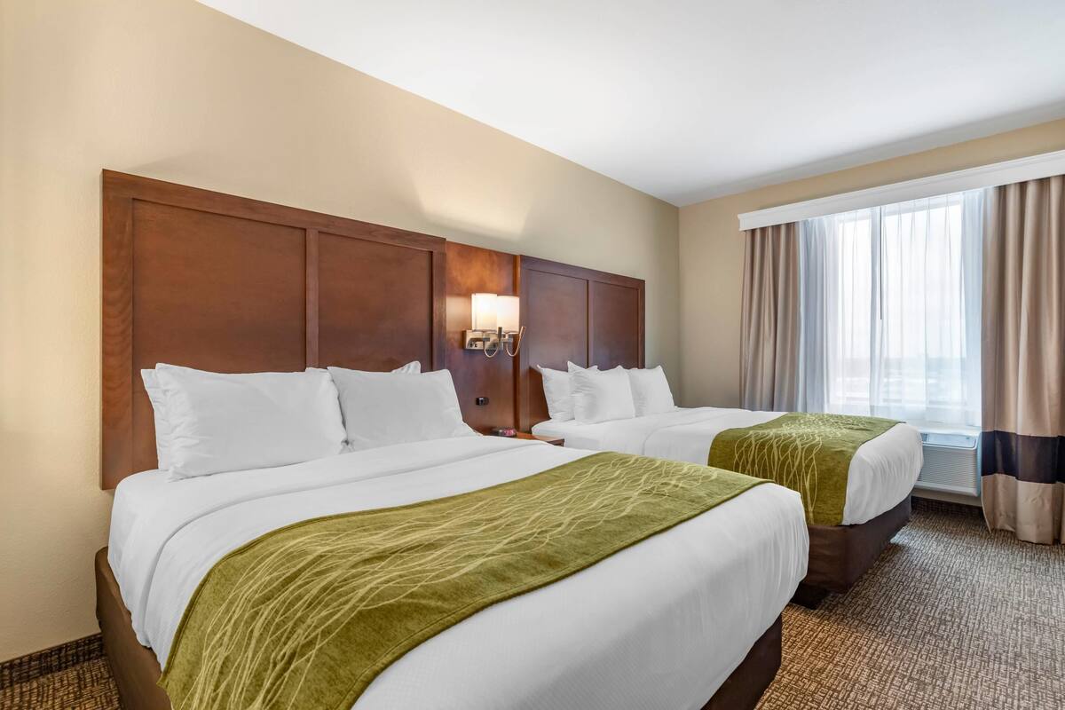 Suite, 2 Queen Beds, Non Smoking  with Sofabed | 1 室のベッドルーム、デスク、ノートパソコン用作業スペース、遮光カーテン