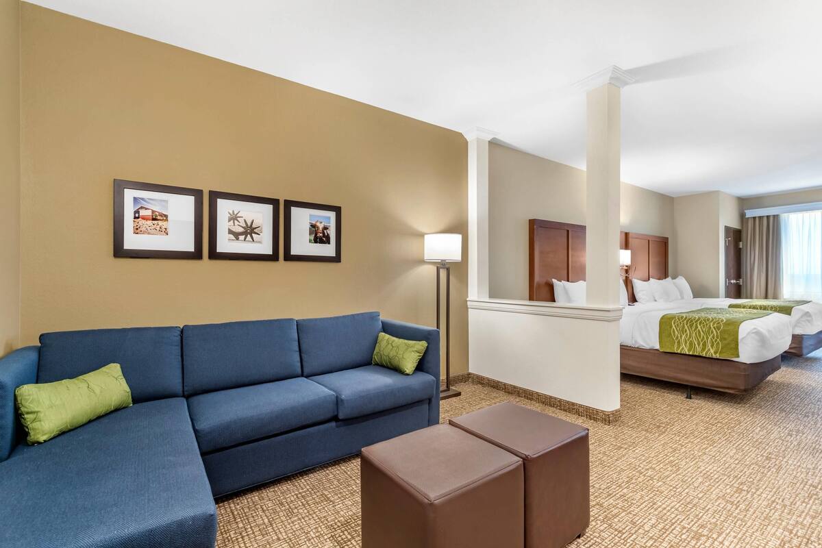Suite, 2 Queen Beds, Accessible, Non Smoking  with sofabed | 1 室のベッドルーム、デスク、ノートパソコン用作業スペース、遮光カーテン