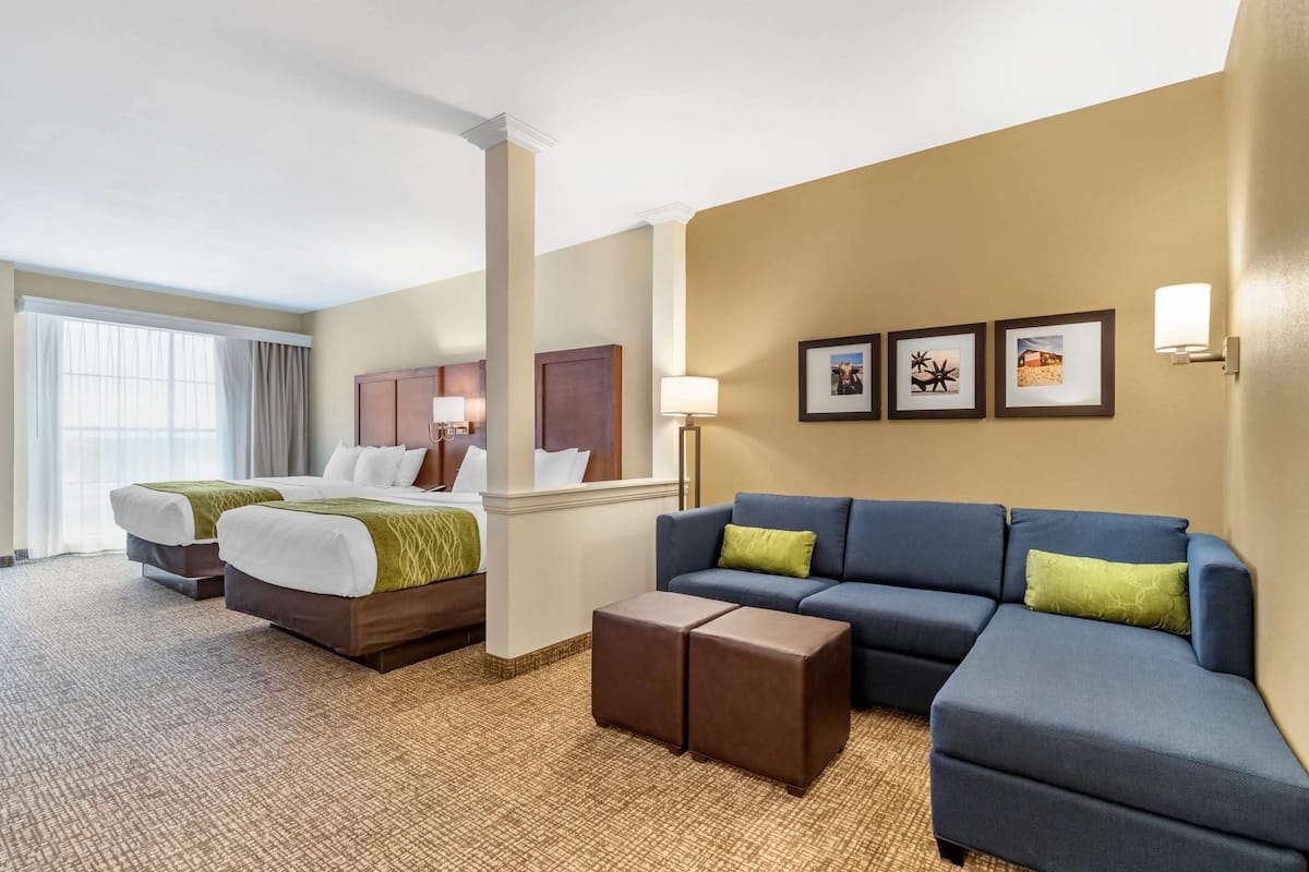 Deluxe Suite, 2 Queen Beds, Non Smoking with Sofabed | 1 室のベッドルーム、デスク、ノートパソコン用作業スペース、遮光カーテン