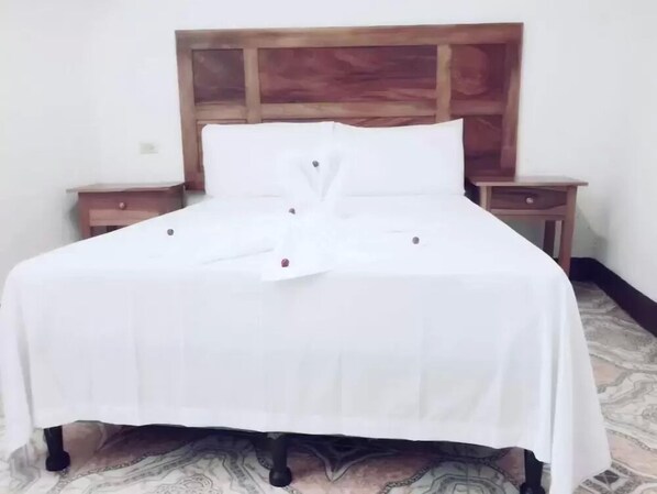 Yksilöllisesti sisustettu, yksilöllisesti kalustettu, työpöytä