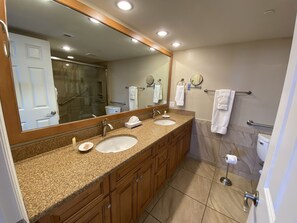 Dusche, Haartrockner, Handtücher, Seife