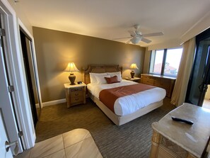 2 bedrooms, bed sheets - Beach Heaven, Eagles Nest Resort, Marco Island, steps to beach! Beautiful Views! (Marco Island)