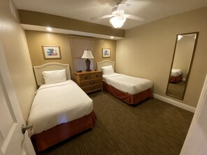 2 bedrooms, bed sheets - Beach Heaven, Eagles Nest Resort, Marco Island, steps to beach! Beautiful Views! (Marco Island)