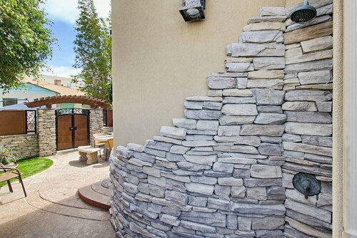 New Photos! Luxury Steps to Beach w/hot tub garage
