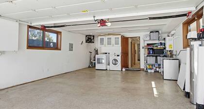 New Photos! Luxury Steps to Beach w/hot tub garage