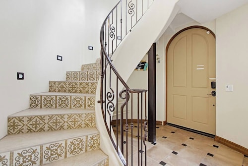 New Photos! Luxury Steps to Beach w/hot tub garage