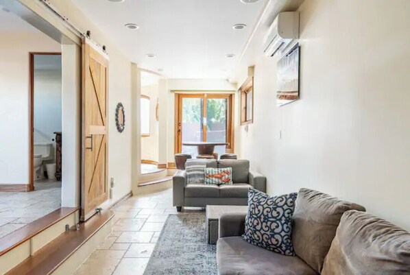 تلفزيون ذكي، ألعاب فيديو، مشغل دي في دي، كُتُب