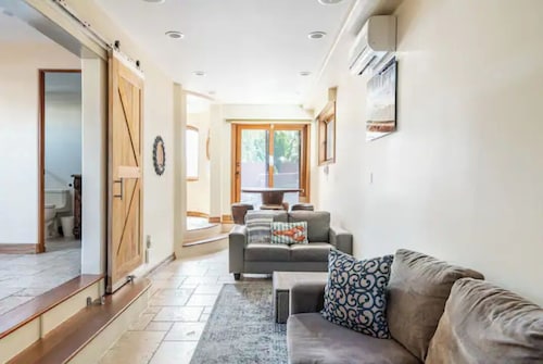 "Entire" Luxury Beach Home Steps from Mission Beach with Hot Tub -Not a Condo!