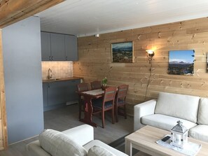 Family Apartment, 3 Bedrooms, Private Bathroom | Private kitchen | Fridge, microwave, stovetop, electric kettle - Rondaplassen (Nord-Fron)