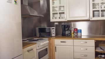 Superior Apartment, 3 Bedrooms, Private Bathroom (Bedroom in basement) | Private kitchen | Fridge, microwave, stovetop, electric kettle