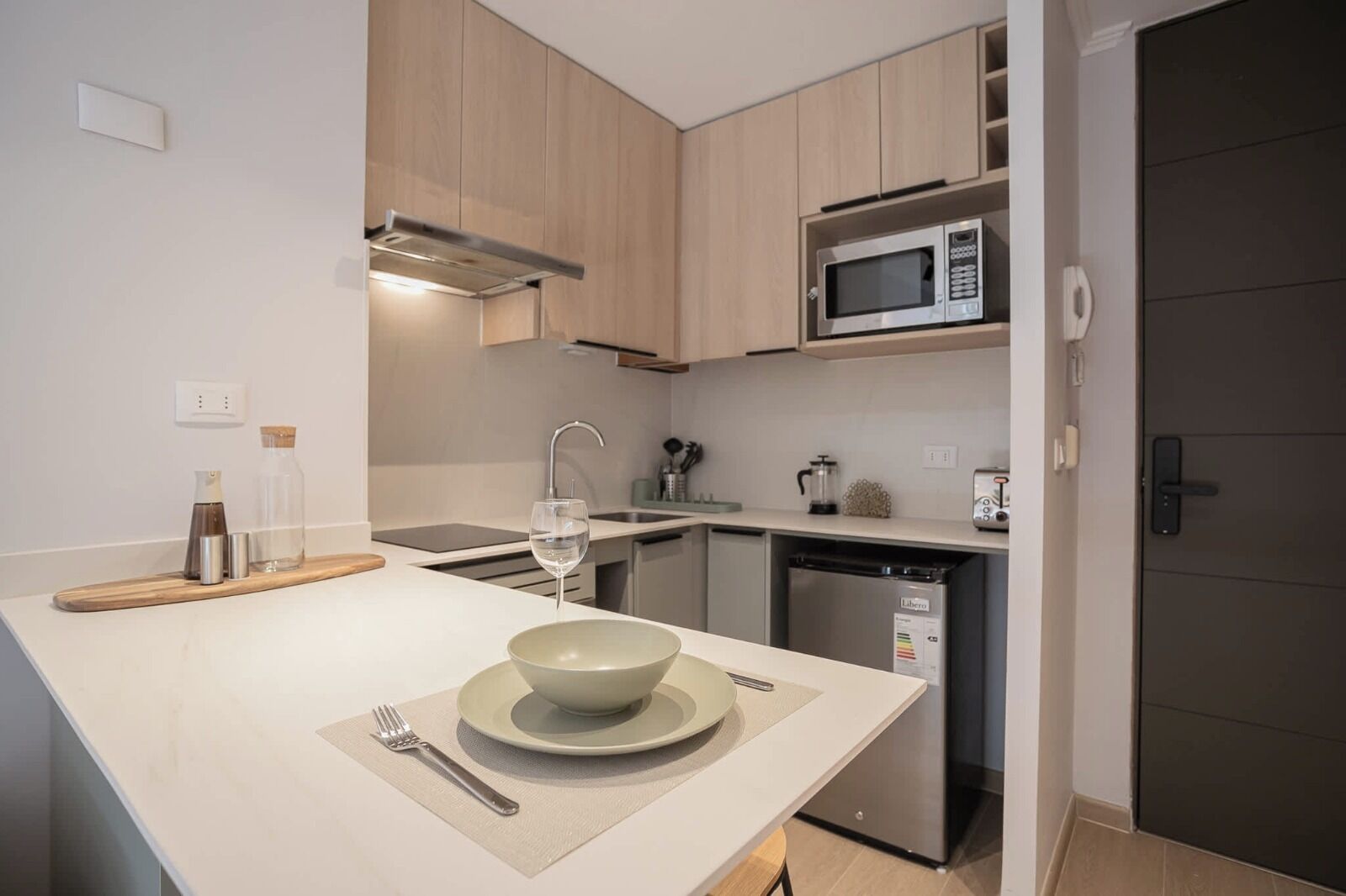 Geladeira grande, micro-ondas, fogão, cooktop