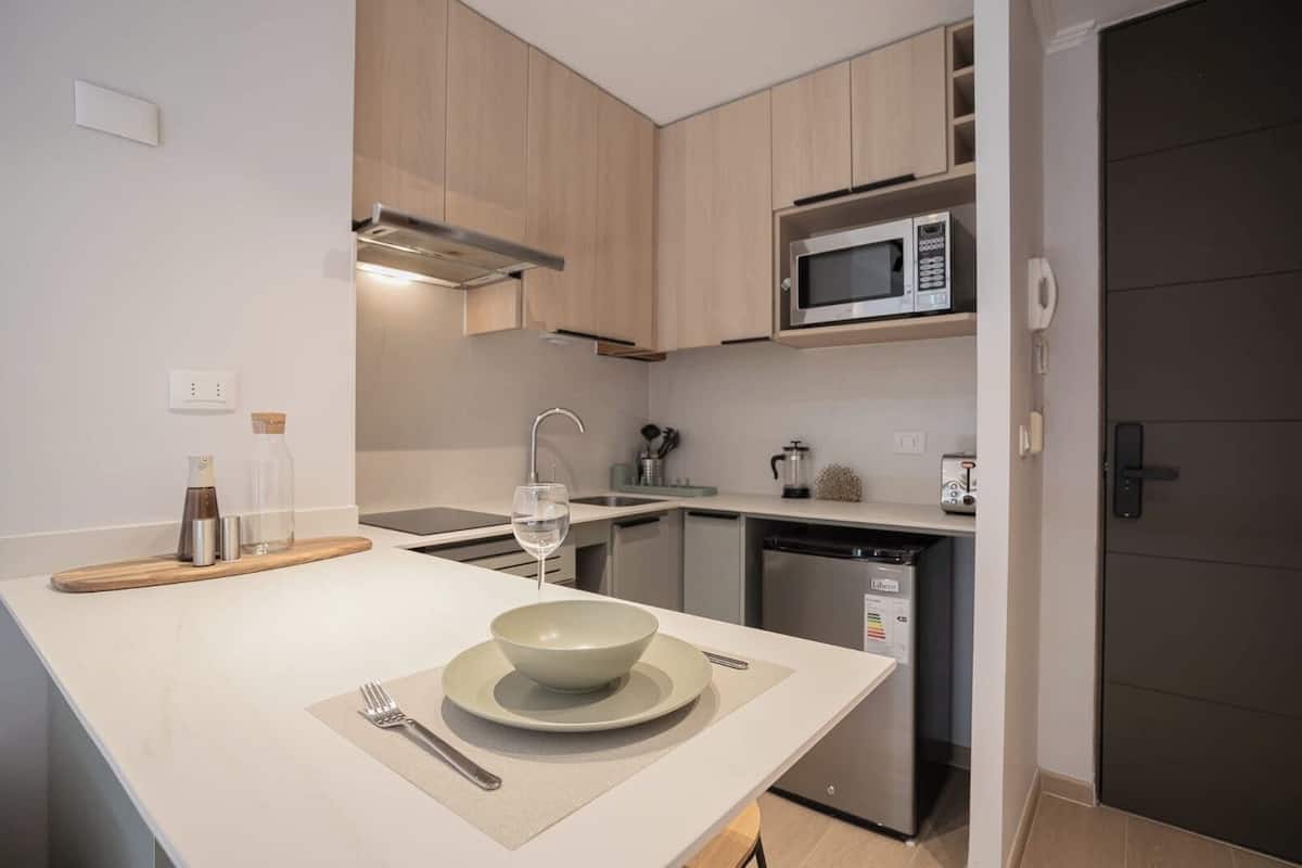 Refrigerador con freezer, microondas, horno, placa de cocina