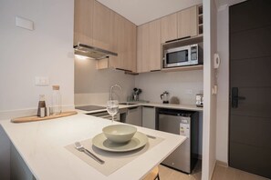 Geladeira grande, micro-ondas, fogão, cooktop