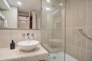 Chuveiro, chuveiro com efeito de chuva, toalhas de banho 