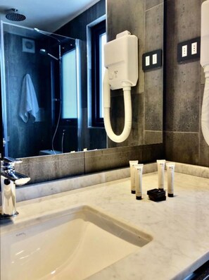 Shower, rainfall showerhead, towels - RQ Express Costanera (Santiago)