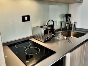 Refrigerador con congelador, microondas, horno y lavavajillas