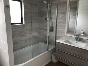 Duschwanne, Haartrockner, Handtücher, Seife