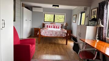 2 Schlafzimmer, Schreibtisch, BĂŒgeleisen/BĂŒgelbrett, WLAN