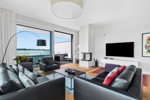 TV, fireplace, stereo - "Ocean Lodge" - Baltic Sea apartment with private garden, water view and beach (Kappeln)