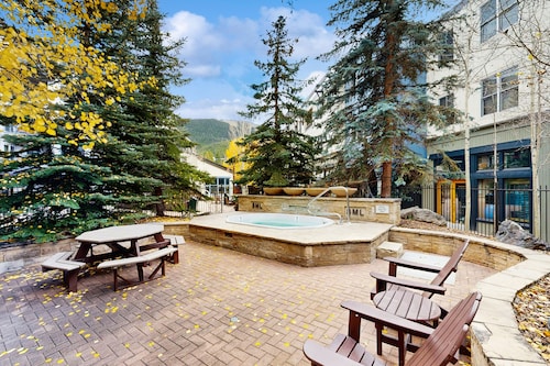 Family-friendly mountain retreat with shared pool and hot tub - walk to gondola