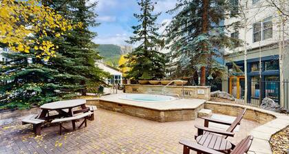 Lapsiystävällinen vuoristoalue, jossa on uima-allas ja poreallas - kävelymatka gondoliin