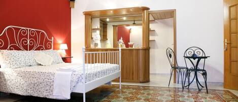 Peti besi dalam bilik, dihias secara berasingan