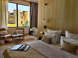 Deluxe Suite | Iron/ironing board, free WiFi, bed sheets