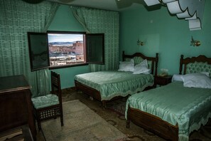 Deluxe-Zweibettzimmer | Schreibtisch, laptopgeeigneter Arbeitsplatz, Bügeleisen/Bügelbrett