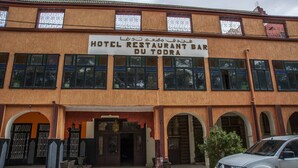 A building with a sign reading "HOTEL RESTAURANT BAR DU TODRA". - Hotel Todra Centre De Tinghir (Tinghir)