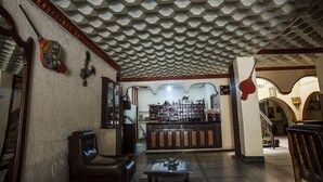 A lobby with a patterned ceiling, a reception desk, and a staircase. - Hotel Todra Centre De Tinghir (Tinghir)