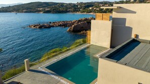 Piscine extérieure, chaises longues