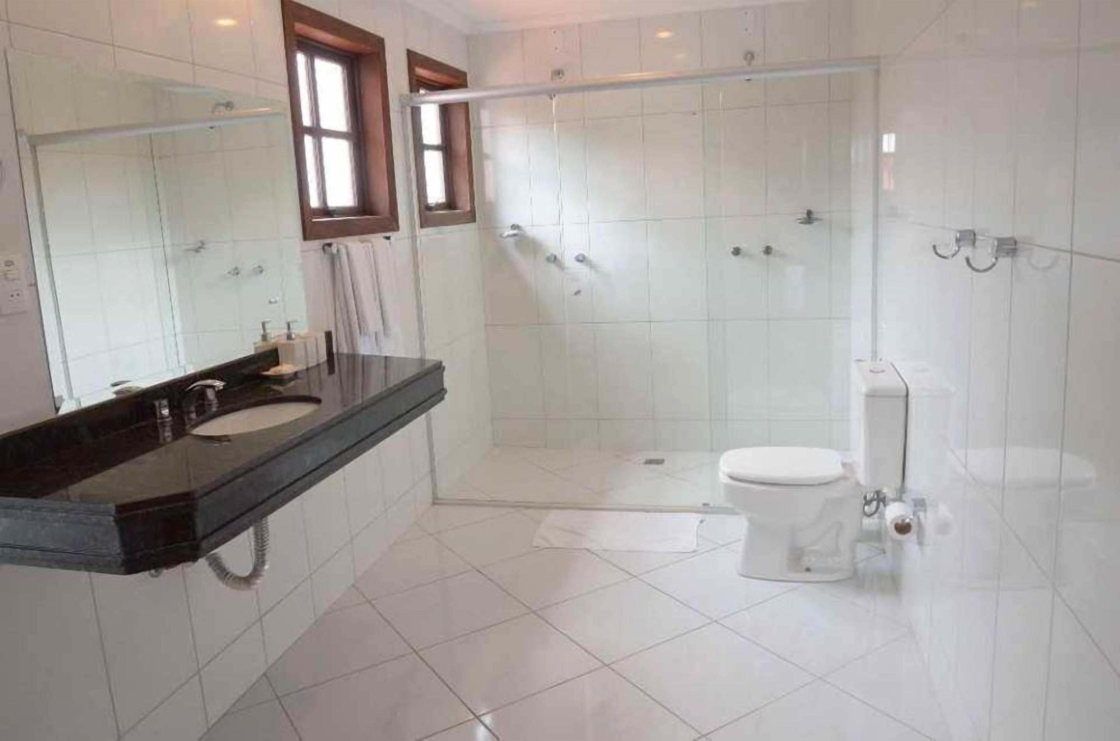 Habitación superior | Baño | Ducha, artículos de higiene personal gratuitos y secador de pelo