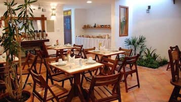 Café da manhã com buffet grátis todos os dias