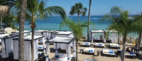 Liegestühle, Strandtücher