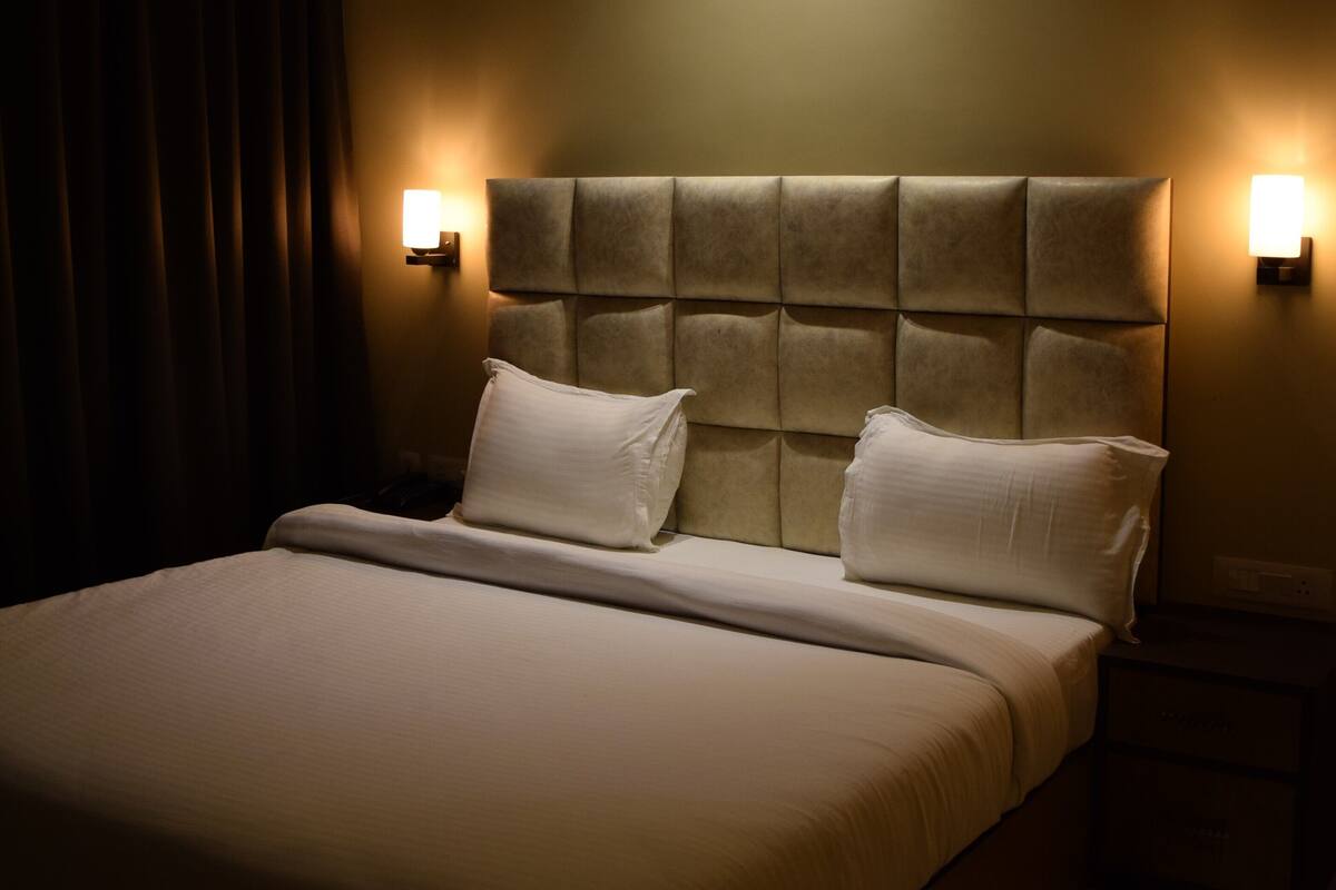 Deluxe Room | In-room safe, laptop workspace, WiFi (free)