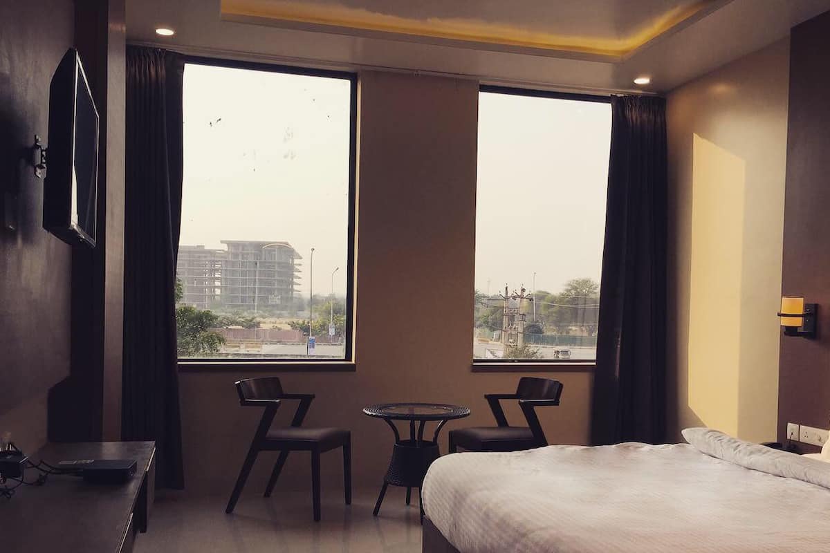 Superior Single Room | In-room safe, laptop workspace, WiFi (free)