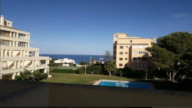 A residential building with a pool, surrounded by greenery and a clear view of the sea. - apartment sea view large terrace (Xàbia)