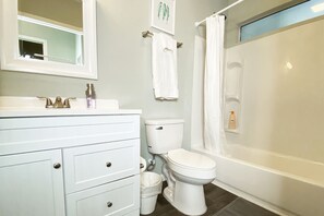 Badewanne, Haartrockner, Handtücher