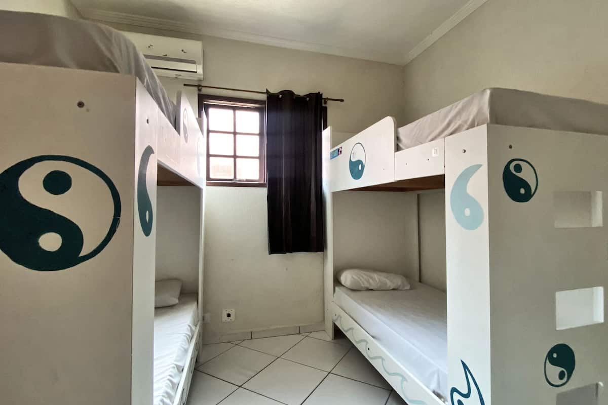 Dormitorio compartido, dormitorio mixto (4 Camas) | 1 habitación, cortinas blackout, wifi gratis y ropa de cama