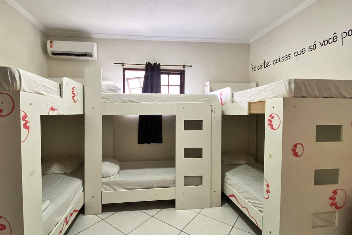Cortinas blackout, Wi-Fi de cortesia, roupa de cama