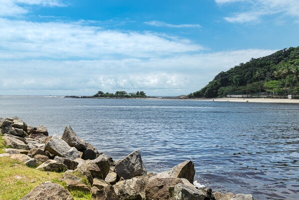 En la playa, arena blanca, bar en la playa