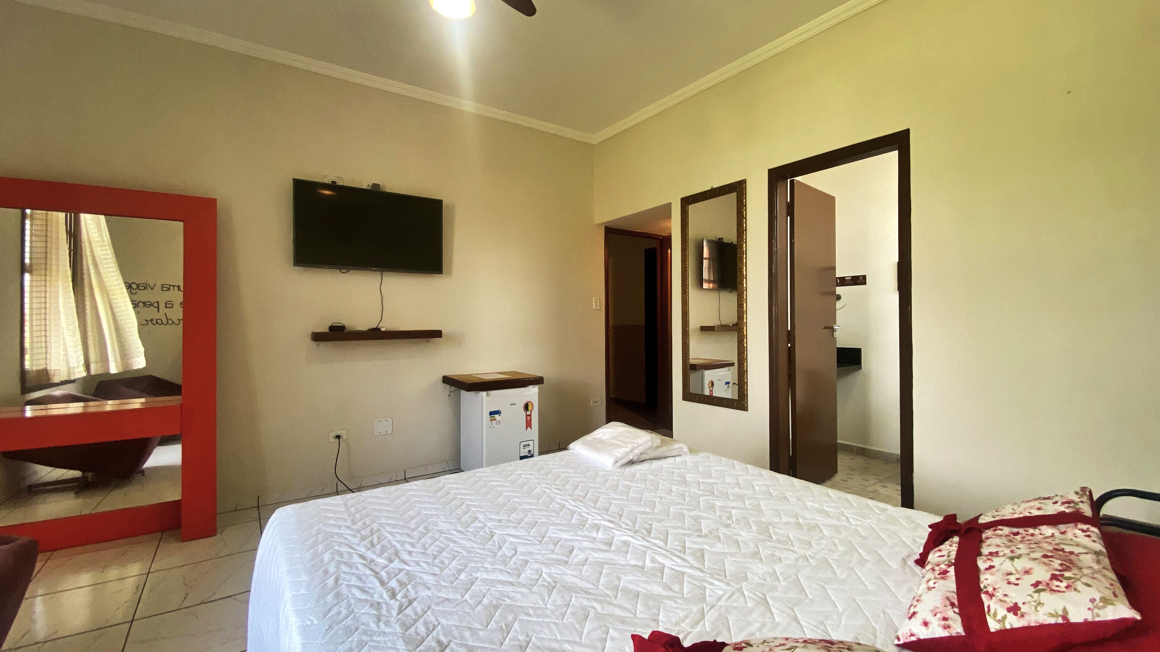 Cortinas blackout, wifi gratis y ropa de cama 