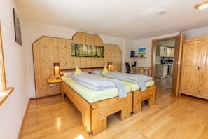 1 Schlafzimmer, Zimmersafe, Schreibtisch, Bügeleisen/Bügelbrett